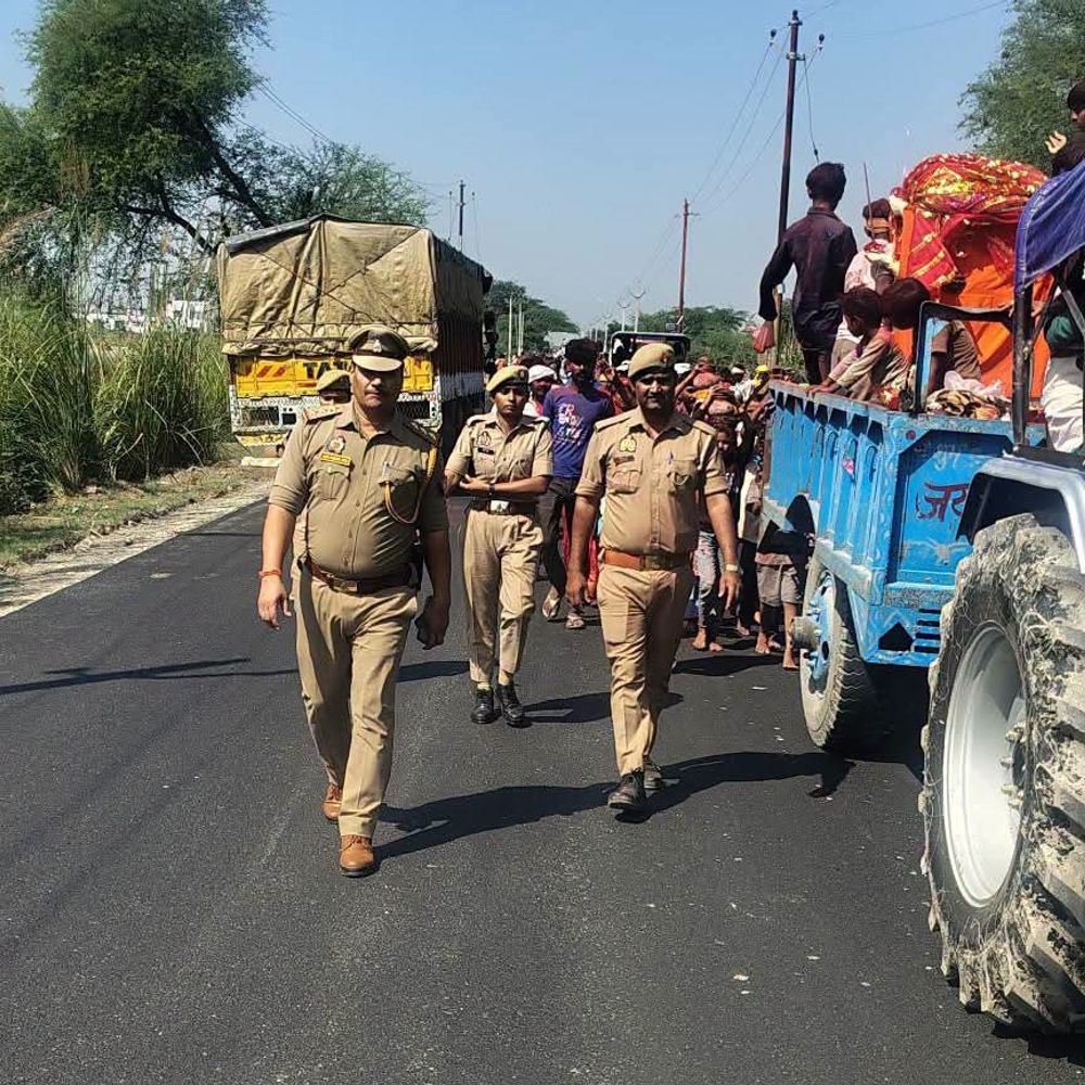 फतेहपुरवा में मूर्ति विसर्जन:श्रद्धालुओं की सुरक्षा के लिए याकूबपुर नहर पर पुलिस तैनात