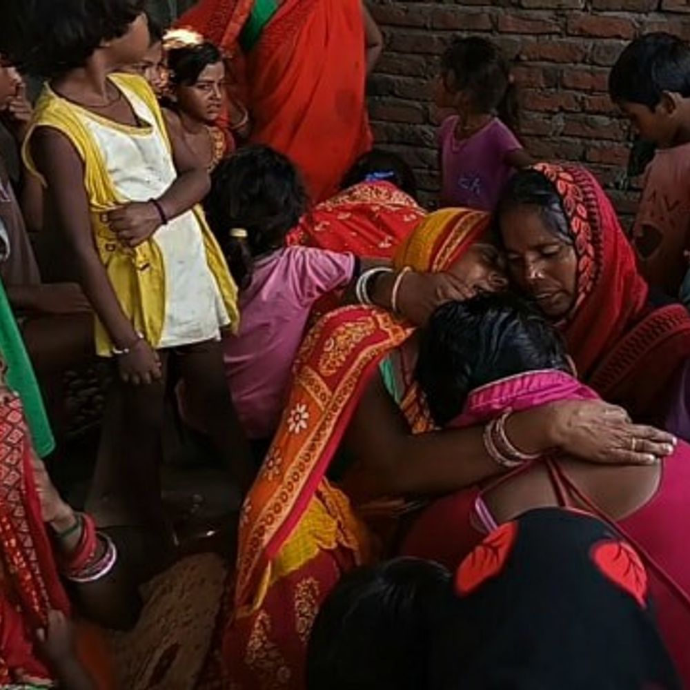 भाई ने मोबाइल छीना तो किशोरी ने की आत्महत्या:गोरखपुर में कमरे में दुपट्टे से लटका मिला शव, परिजनों ने पोस्टमार्टम से किया इनकार
