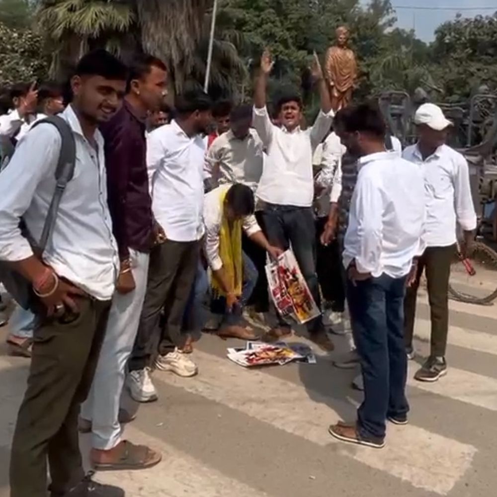 रीवा के कॉलेज चौराहे पर NSUI का प्रदर्शन:राहुल गांधी की गिरफ्तारी के विरोध में कार्यकर्ताओं का हल्लाबोल; पीएम मोदी, अमित शाह और ज्ञानेश कुमार के पोस्टर जलाए