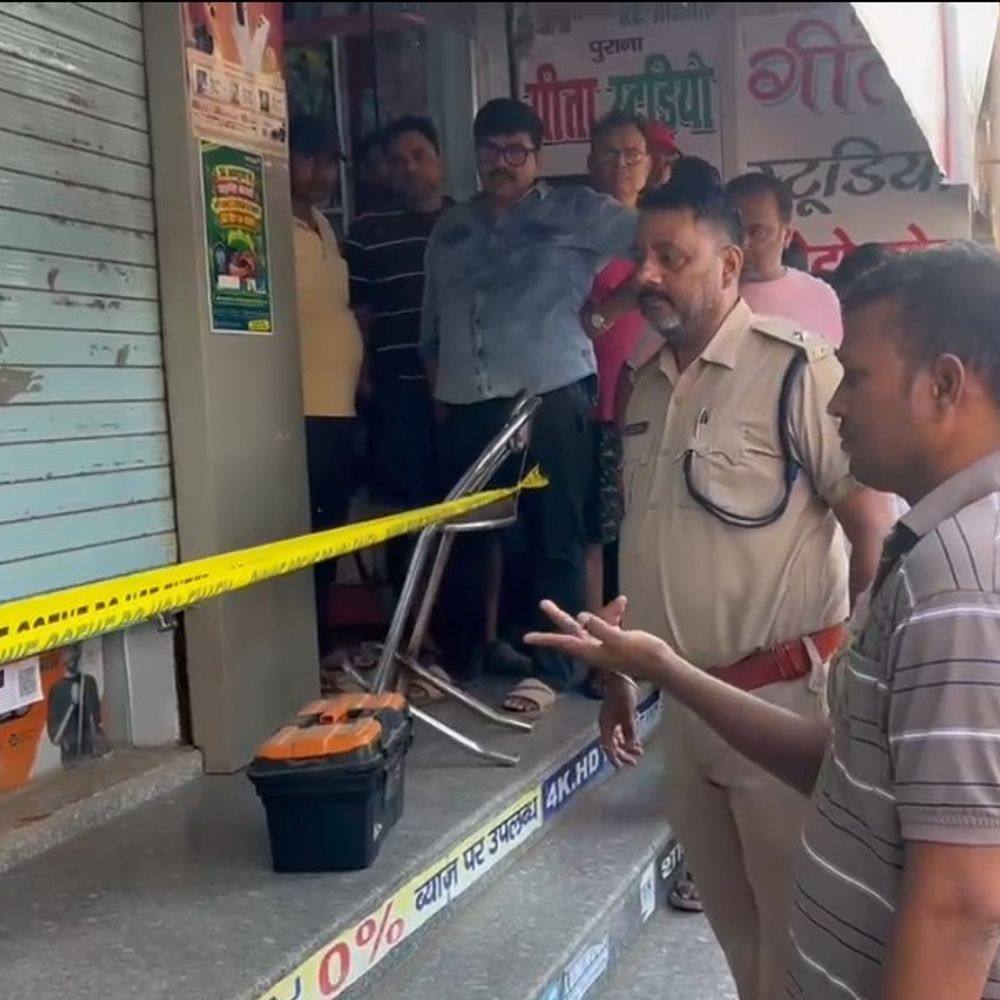 मोबाइल दुकान से 1 करोड़ के फोन चोरी:बक्सर में 3 लाख कैश भी ले गए साथ, CCTV में कैद हुई वारदात