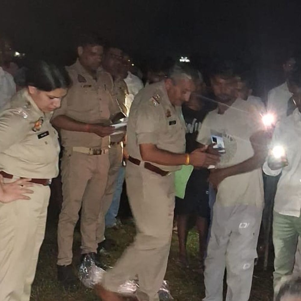 फिरोजाबाद में खेत पर घास लेने गई महिला की हत्या:खून से लथपथ शव मिला, सिर पर धारदार हथियार से चोट के निशान