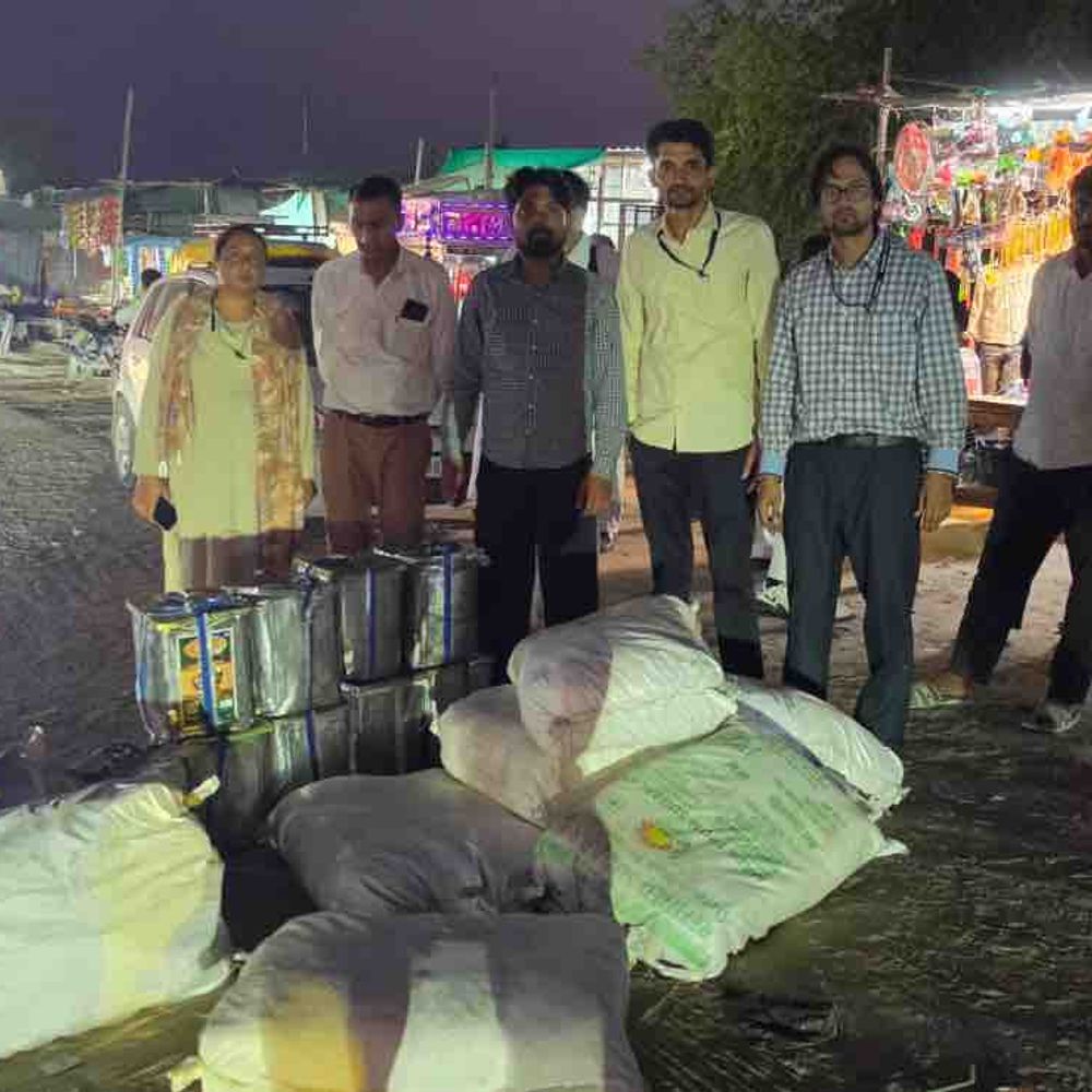 बस से 600 किलो दुर्गंधयुक्त मावा और नमकीन बरामद:दीपावली से पहले हनुमानगढ़ में कार्रवाई, लावारिस सामग्री मौके पर नष्ट करवाई
