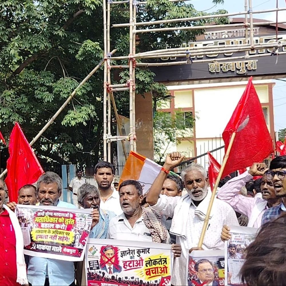 मुख्य चुनाव आयुक्त के खिलाफ आंदोलन तेज:शेखपुरा में महागठबंधन ने निकाला विरोध मार्च, कलेक्ट्रेट पर जलाया पुतला