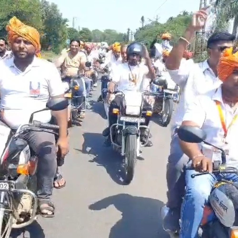 उन्नाव के आदित्य ने 1,990km की गंगा यात्रा पूरी की:वाराणसी से वडनगर तक बाइक से पहुंचे, सेवा का संदेश दिया