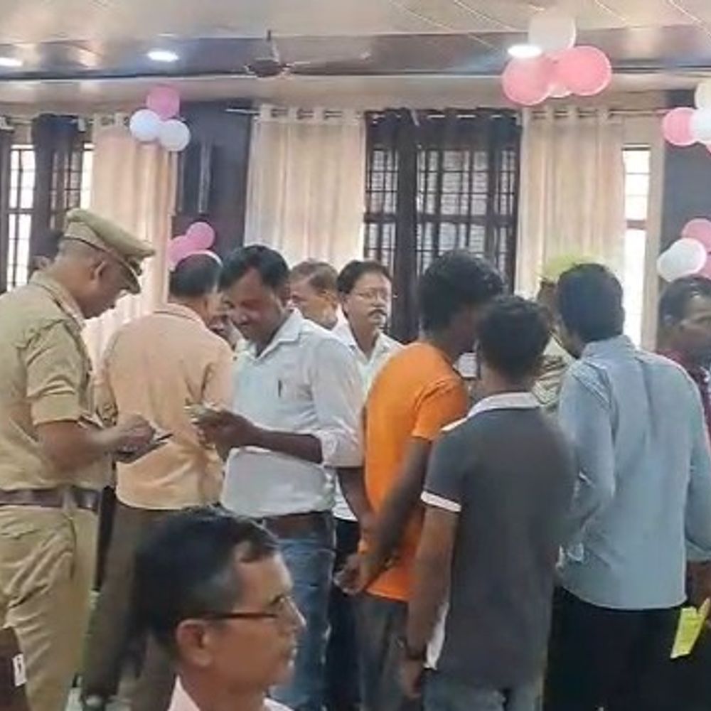 मृतक के नाम आय प्रमाण-पत्र जारी करने पर लेखपाल निलंबित:सीतापुर में 2 साल पहले हो चुकी थी मौत, बिना जांच बना 60 हजार का प्रमाण पत्र