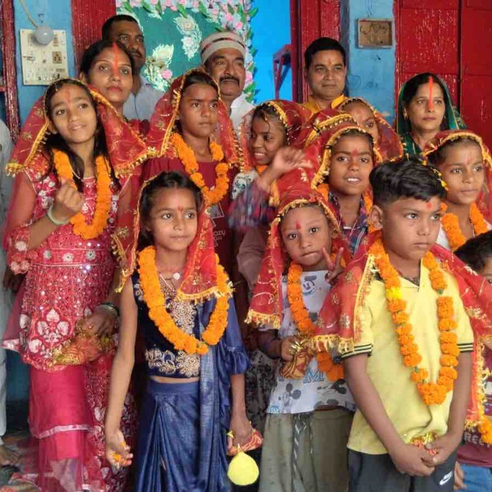 नवादा में जदयू अध्यक्ष ने महादलित कन्याओं का पूजन किया:नवरात्रि पर चुनरी, वस्त्र भेंट किए, जिला अध्यक्ष ने भोजन भी कराया