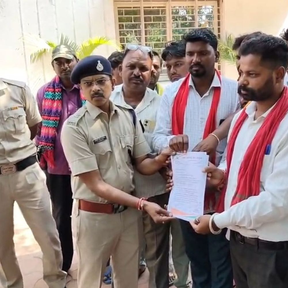 TI ने आदिवासियों से अभद्रता की, SC/ST एक्ट की मांग:’जय जोहार’ बोलने पर गाली-गलौज की थी; ASP को सौंपा ज्ञापन