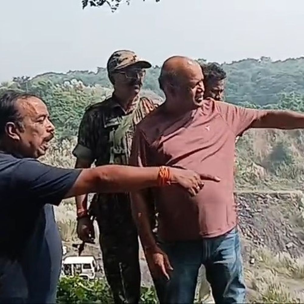 निरसा विधायक अरूप चटर्जी खुद पहुंचे कोयला खदान:राजा कोलियरी में चल रहा था अवैध खनन, बिजली के तार और मशीनें जब्त की गईं