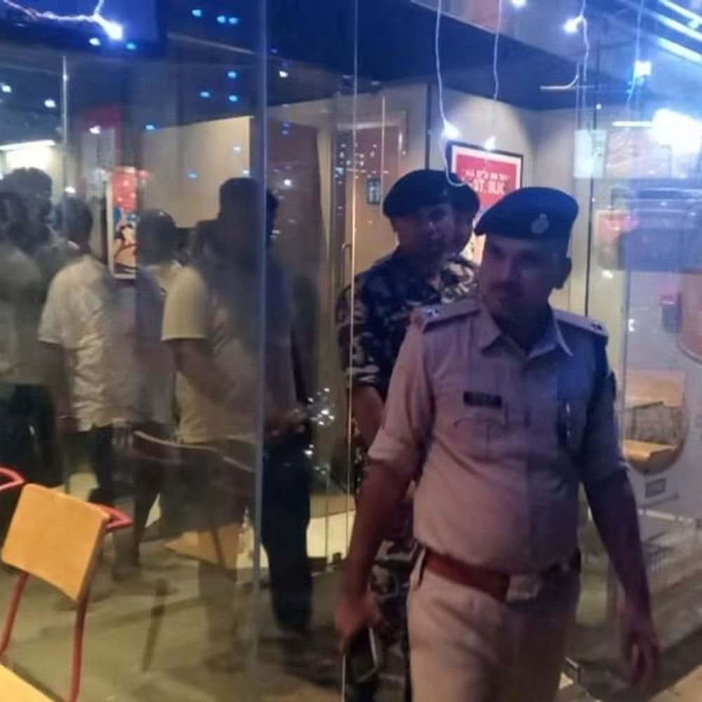 नवरात्र में पिज्जा आउटलेट पर नॉनवेज बिक्री को लेकर विवाद:बक्सर में पूजा समिति के सदस्यों ने किया हंगामा, संचालक ने बिक्री रोकने का दिया आश्वासन