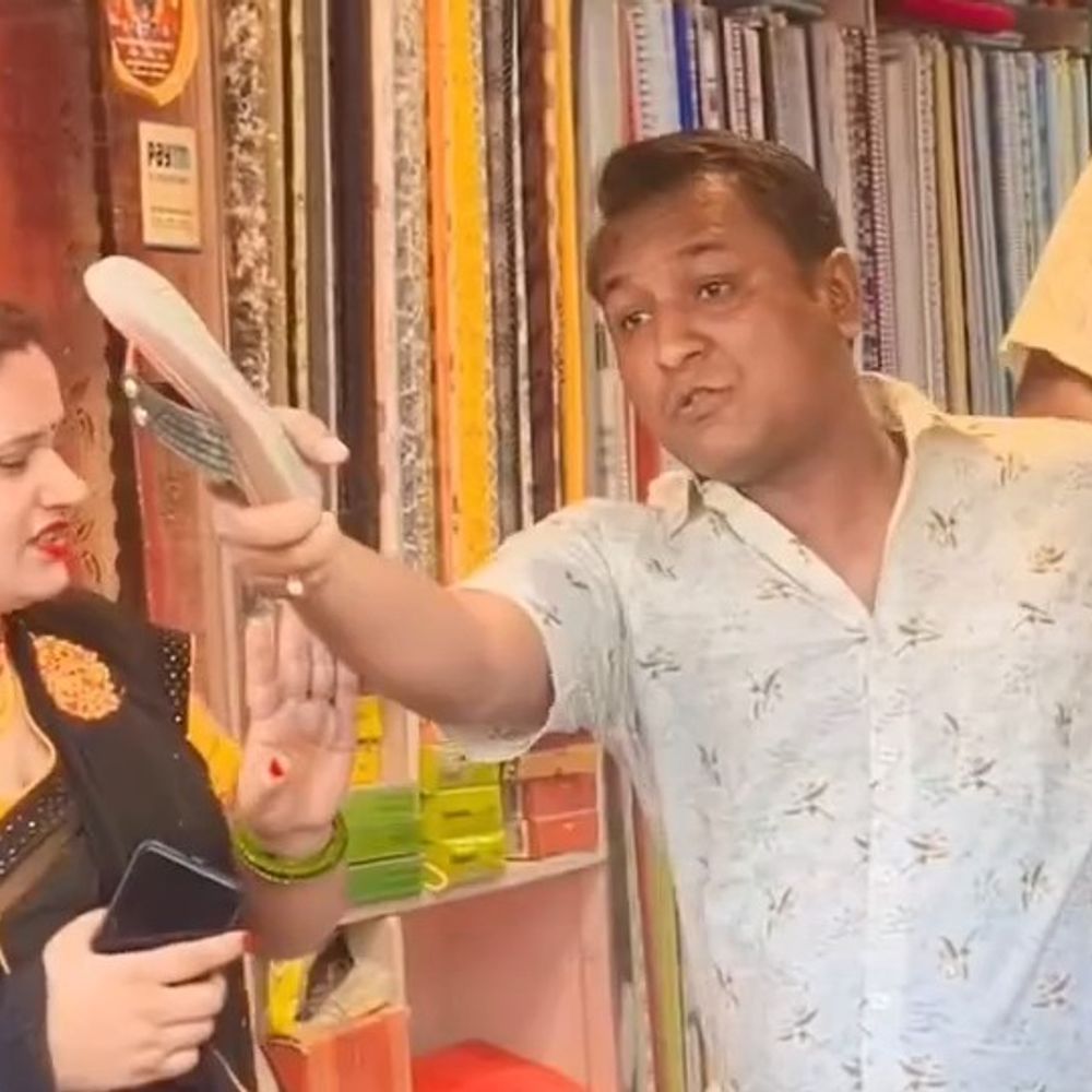 सीतामढ़ी-चप्पल लेकर महिला ग्राहक को दौड़ाने का आरोप, VIDEO:20 दिन में पॉलिश का वादा, 30 दिन बाद भी साड़ी तैयार नहीं