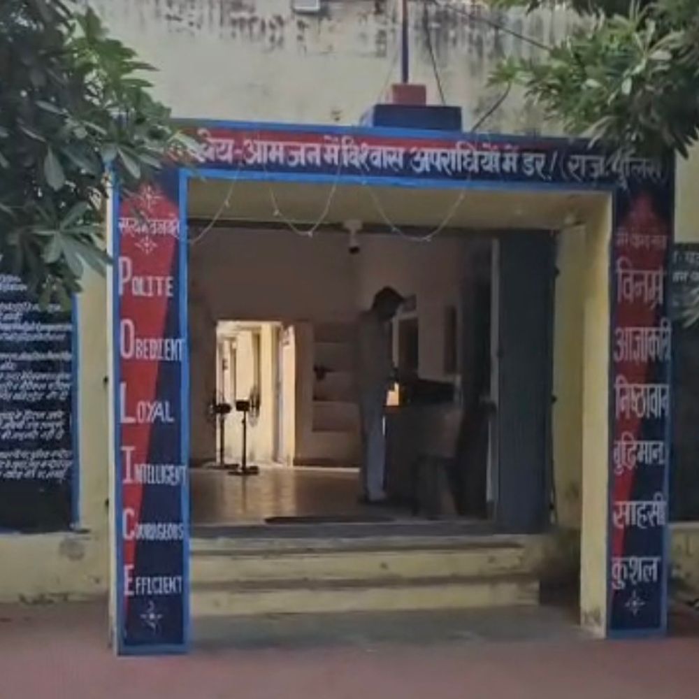 धौलपुर में अवैध हथियारों के साथ 2 आरोपी गिरफ्तार:कंचनपुर में युवक से सिंगल शॉट बंदूक मिली, यूपी का हिस्ट्रीशीटर कट्टे-कारतूस सहित पकड़ा