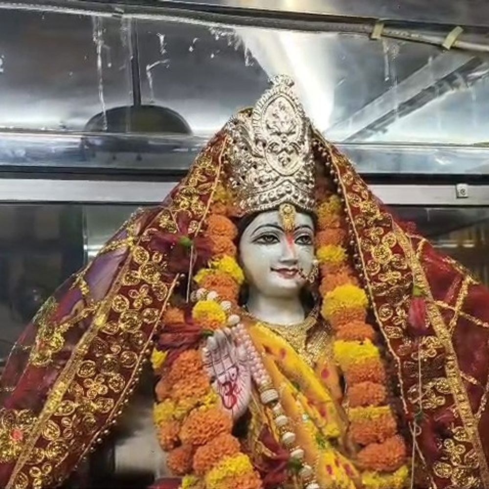 स्वर्ण व्यवसायी ने माता-रानी को चढ़ाया 4GM का मांग टिका:कैमूर- वार्ड 24 के माता रानी मंदिर, मोहल्लेवासियों ने किया सहयोग