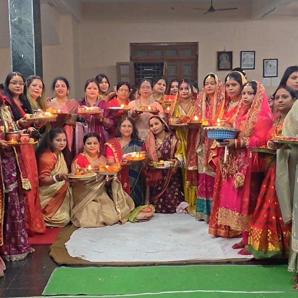 कटिहार में महिलाओं ने गुरुद्वारे में की करवा चौथ पूजा:कथा सुन पति की लंबी उम्र के लिए प्रार्थना की