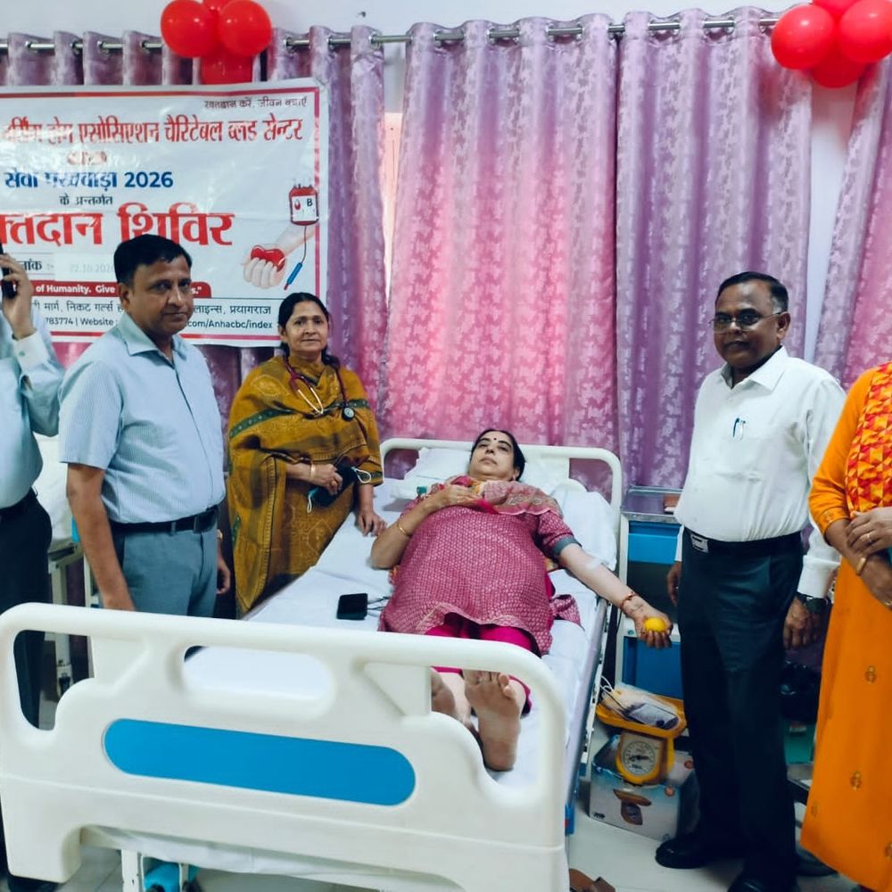 प्रयागराज रेलवे अस्पताल में डॉक्टरों-कर्मचारियों ने किया रक्तदान:महिला डॉक्टरों ने भी दिया खून, एक यूनिट रक्त बचा सकती है जान