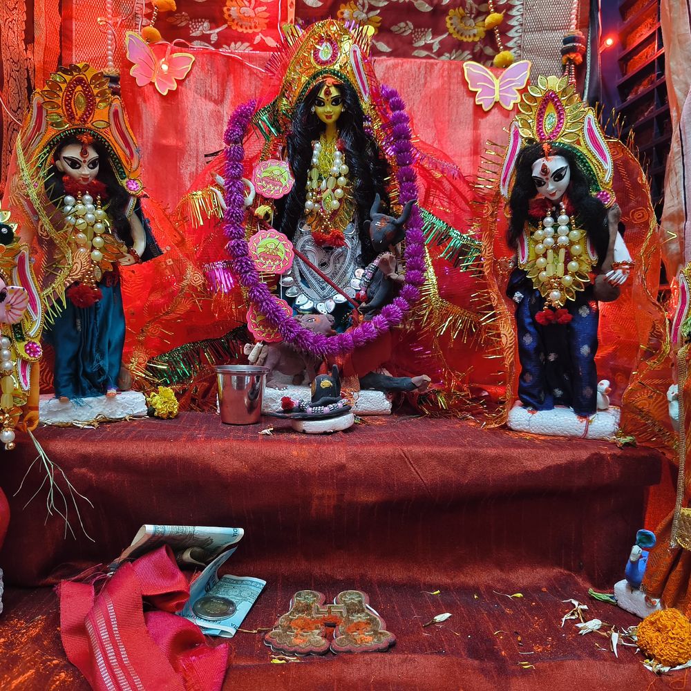 वाराणसी में छात्र यदु ने बनाई दुर्गा प्रतिमा:मिट्टी से गढ़ी दो फुट की मूर्ति, अस्थायी कुंड में होगा विसर्जन