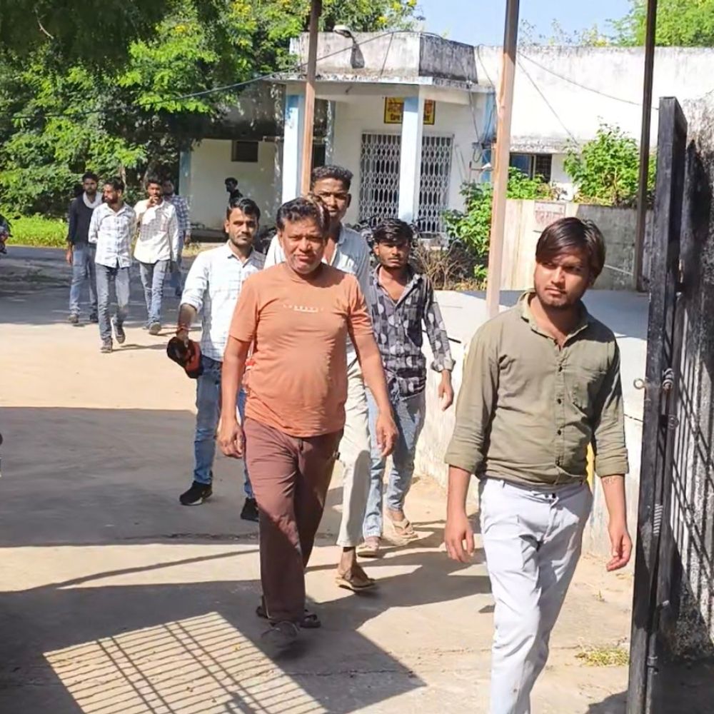 दतिया में युवक ने फांसी लगाकर दी जान:छत के कुंदे से लटका मिला शव, पुलिस बोली- कारण अभी पता नहीं