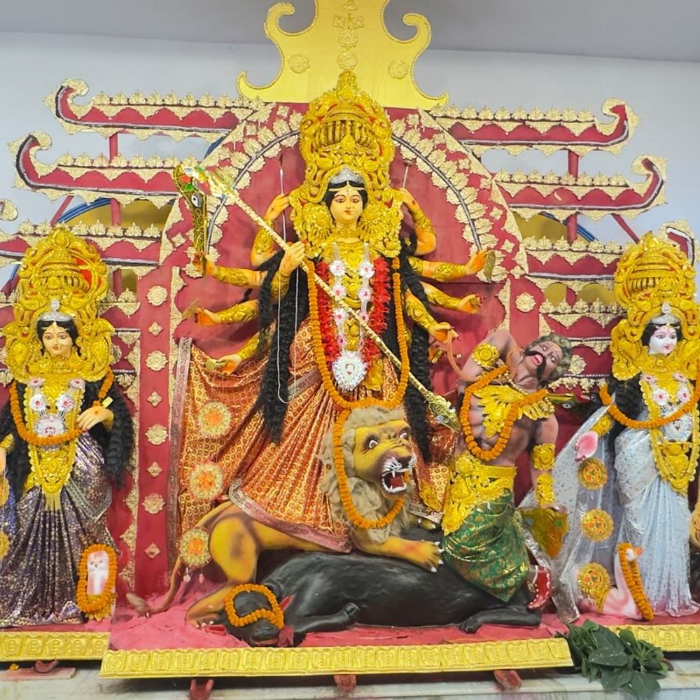 मां दुर्गा का पट खुलते ही श्रद्धालुओं की भारी भीड़:नवादा रेलवे कॉलोनी में भक्तिमय माहौल, बंगाली रीति-रिवाज से पूजा