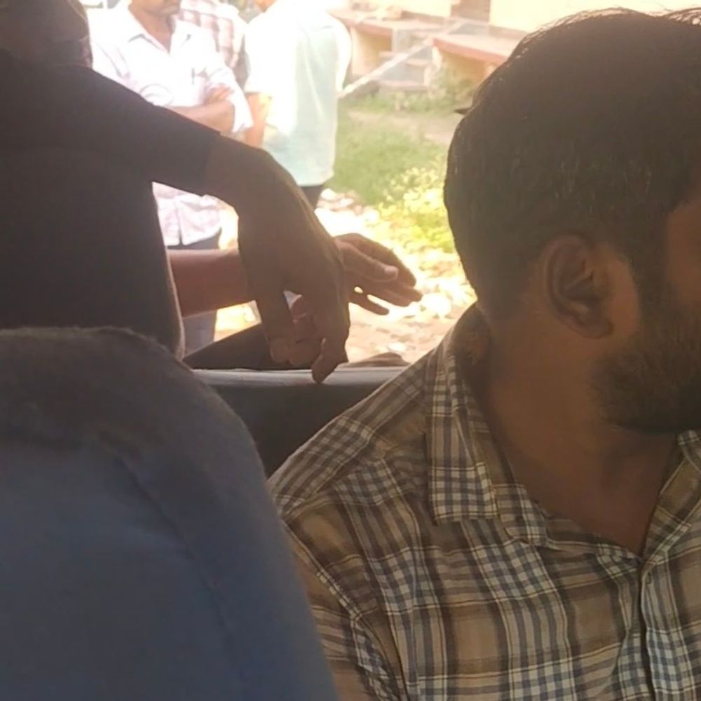 ललितपुर में 15 हजार की रिश्वत लेते लेखपाल गिरफ्तार:ट्रैप टीम को देख कमरे में भागा, गैस चूल्हे पर नोट जलाए; हाथ धुलवाने पर गुलाबी हुआ रंग