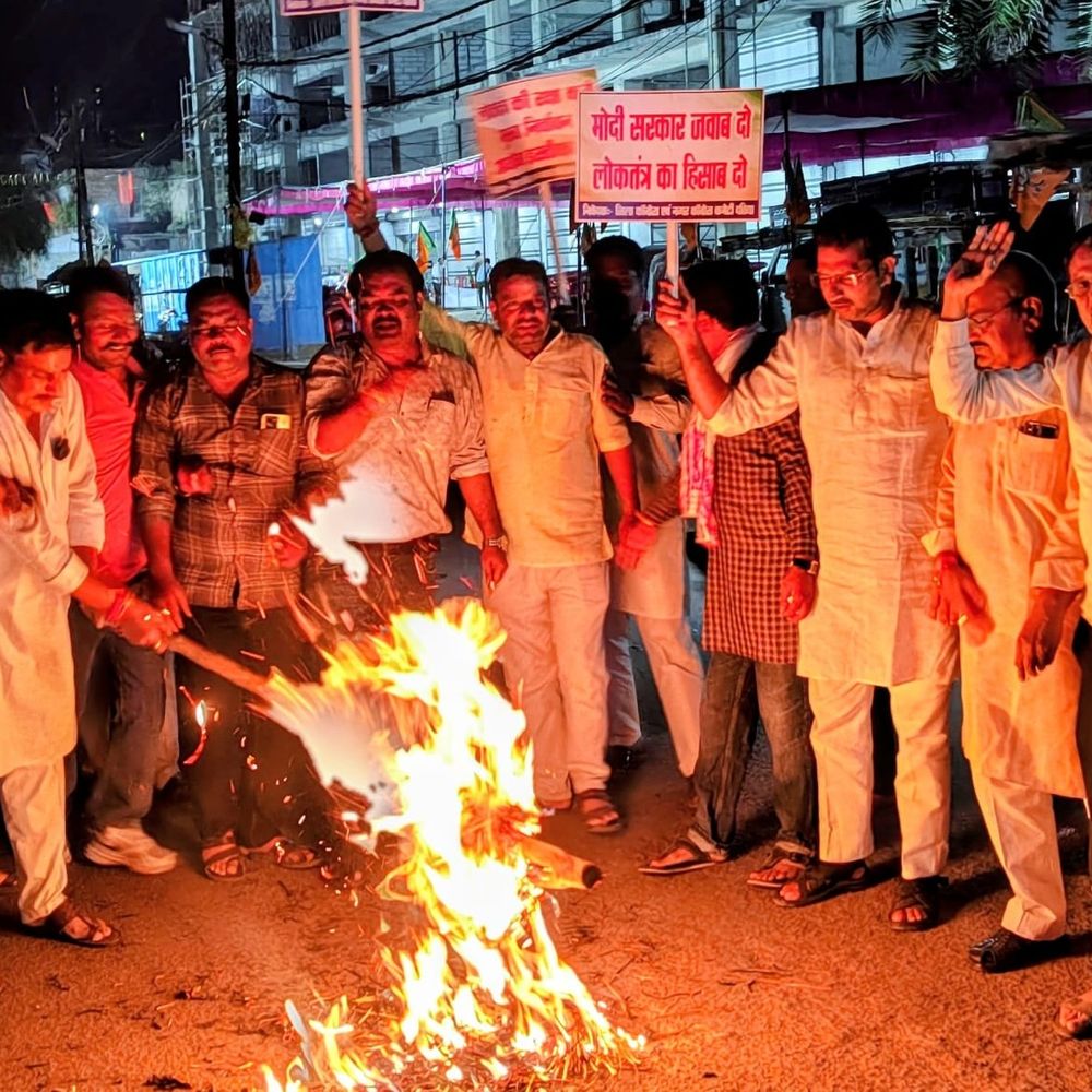 दतिया में कांग्रेस ने फूंका पीएम मोदी का पुतला:राहुल गांधी को हिरासत में लिए जाने का विरोध, सरकार के खिलाफ की नारेबाजी