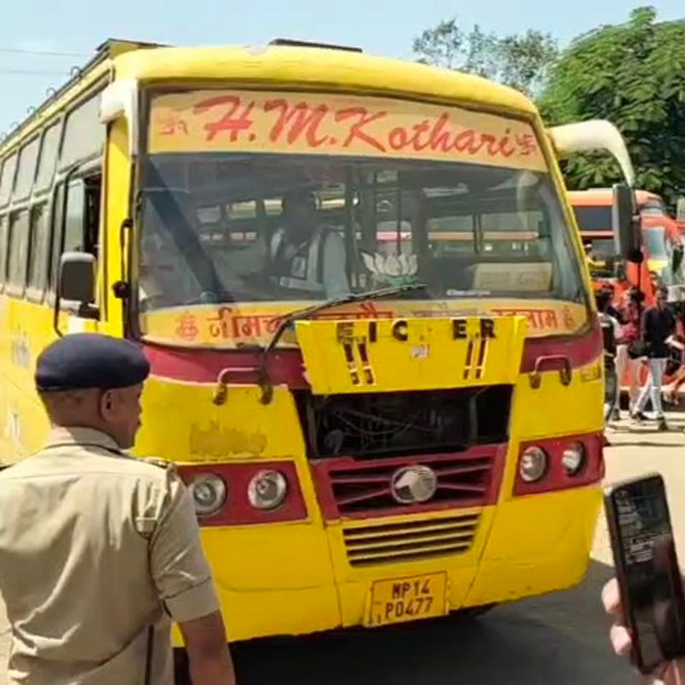 नीमच हेडगेवार बस स्टैंड से 5 खटारा बसें जब्त:कलेक्टर के निर्देश पर यात्री प्रतीक्षालय खाली कराया, RTO-पुलिस का एक्शन