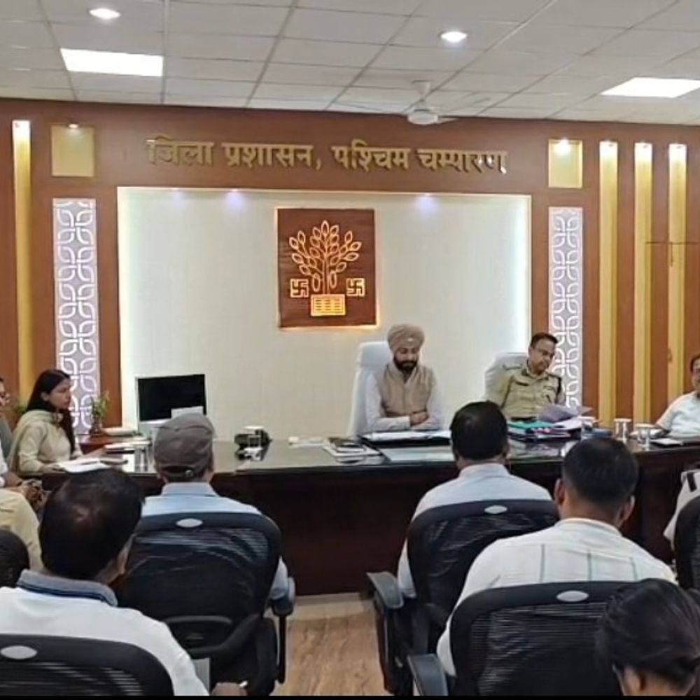 पश्चिम चंपारण में पटाखा दुकानों की जांच:छठ घाटों पर बैरिकेडिंग और गोताखोर होंगे तैनात