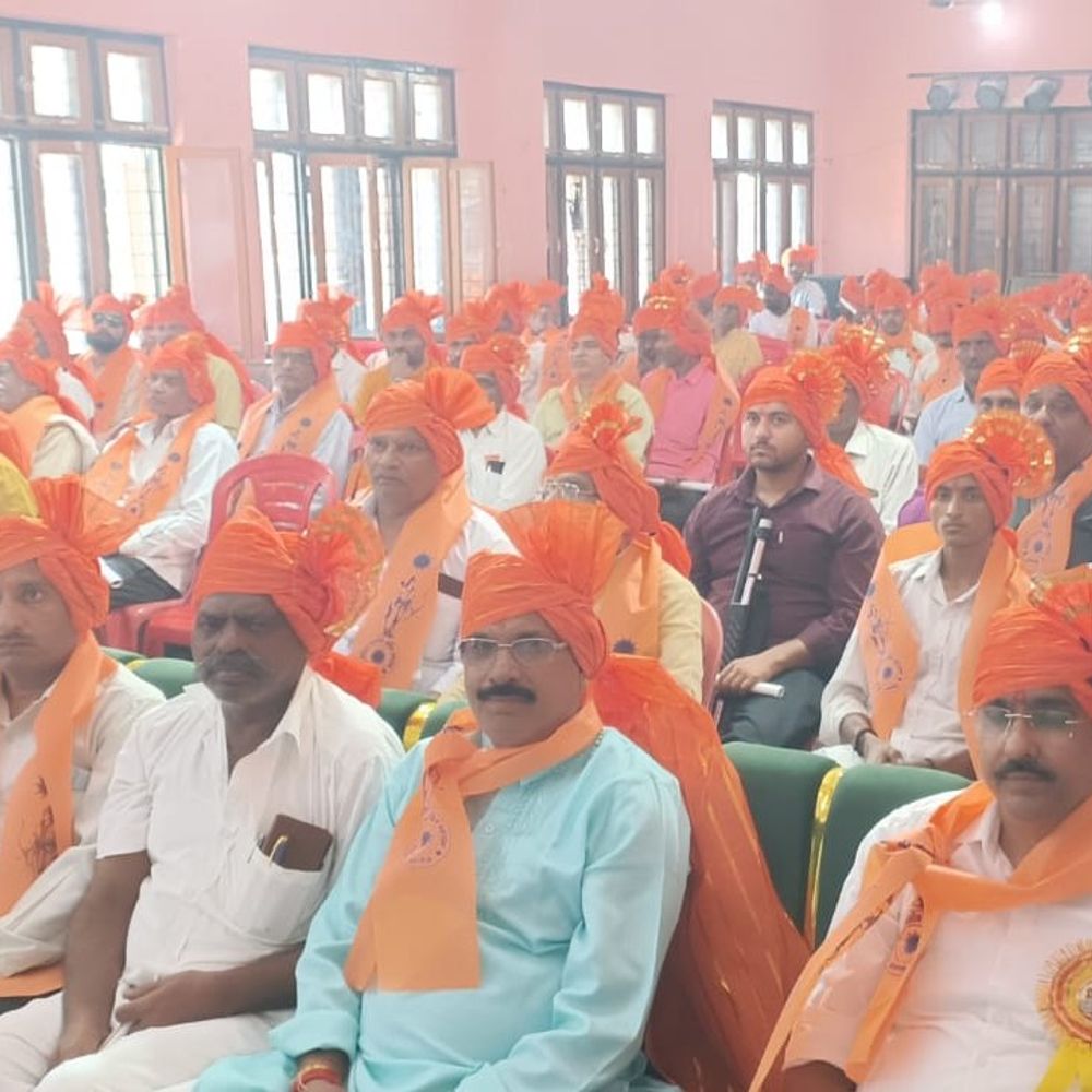 विजयादशमी पर क्षत्रिय समाज ने किया शस्त्र पूजन:कासगंज में क्षत्रिय सम्मेलन का आयोजन, एक-दूसरे को पहनाई पगड़ी