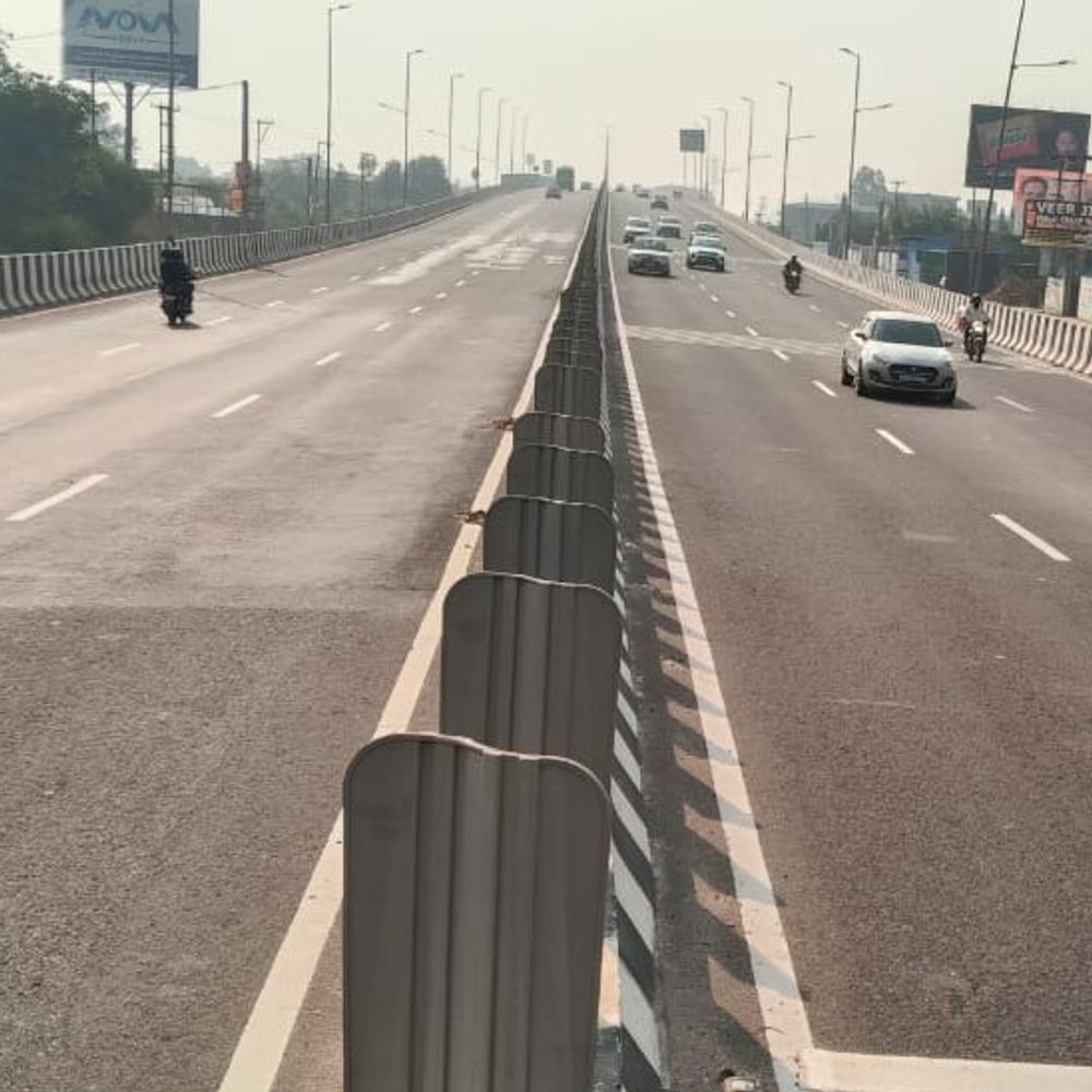 दिल्ली-देहरादून कॉरिडोर पर दौड़ रहे प्रतिबंधित वाहन:कार्रवाई के बावजूद चालक कर रहे नियमों का उल्लंघन, बढ़ रहे हादसे