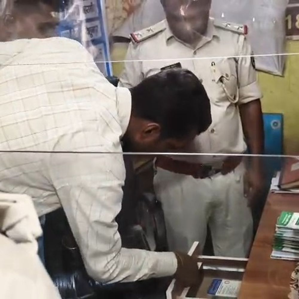 नवादा में CSP की दीवार तोड़कर 1.75 लाख की चोरी:CCTV बंद मिला; बैंक से पैसे निकालकर रखे थे संचालक