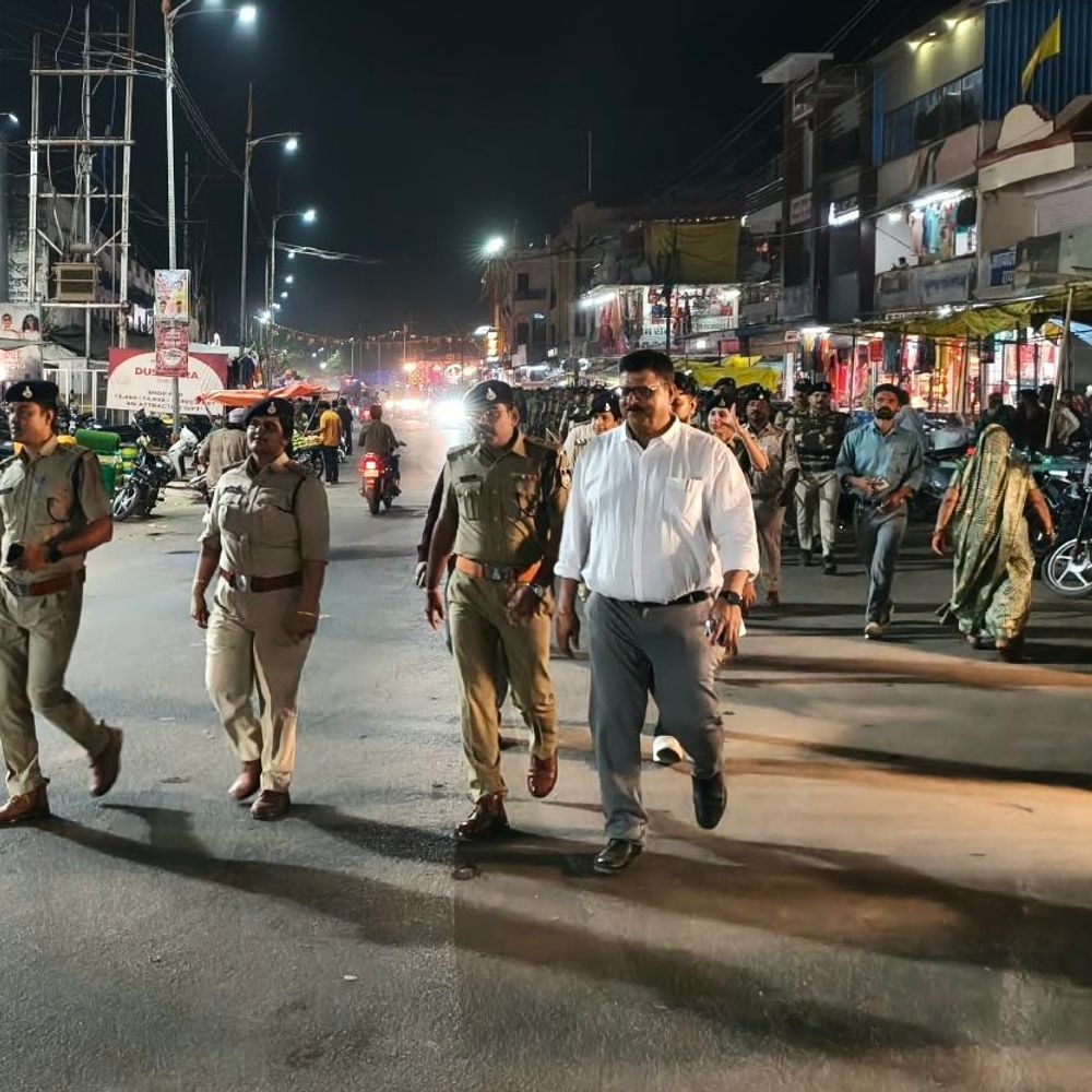 दशहरा की तैयारियों का कलेक्टर-एसपी ने लिया जायजा:रायसेन में सुरक्षा, यातायात और व्यवस्थाओं के लिए फ्लैग मार्च भी निकाला