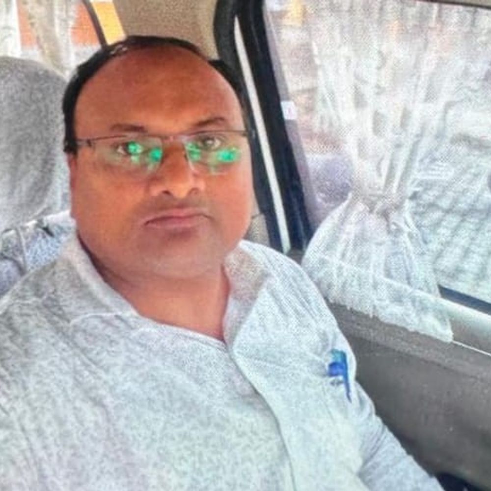 कासगंज में नायब तहसीलदार पर हमला:8-10 लोगों ने बदसलूकी कर ड्राइवर से मोबाइल छीना, 4 ट्रैक्टर-ट्रॉली और लोडर लेकर भागे