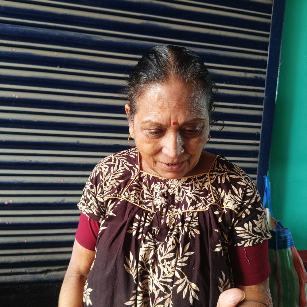 बाइक सवार 2 युवकों ने बुजुर्ग महिला की चेन छीनी:किशनगंज में एड्रेस पूछकर वारदात की, शीतला मंदिर के पास हुई घटना