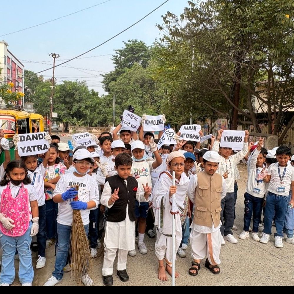 ‘द पिलर्स’ में मनी गांधी-शास्त्री जयंती:छात्रों ने नौका विहार पर दिया स्वच्छता का संदेश, सफाईकर्मियों को बांटे डस्टबिन