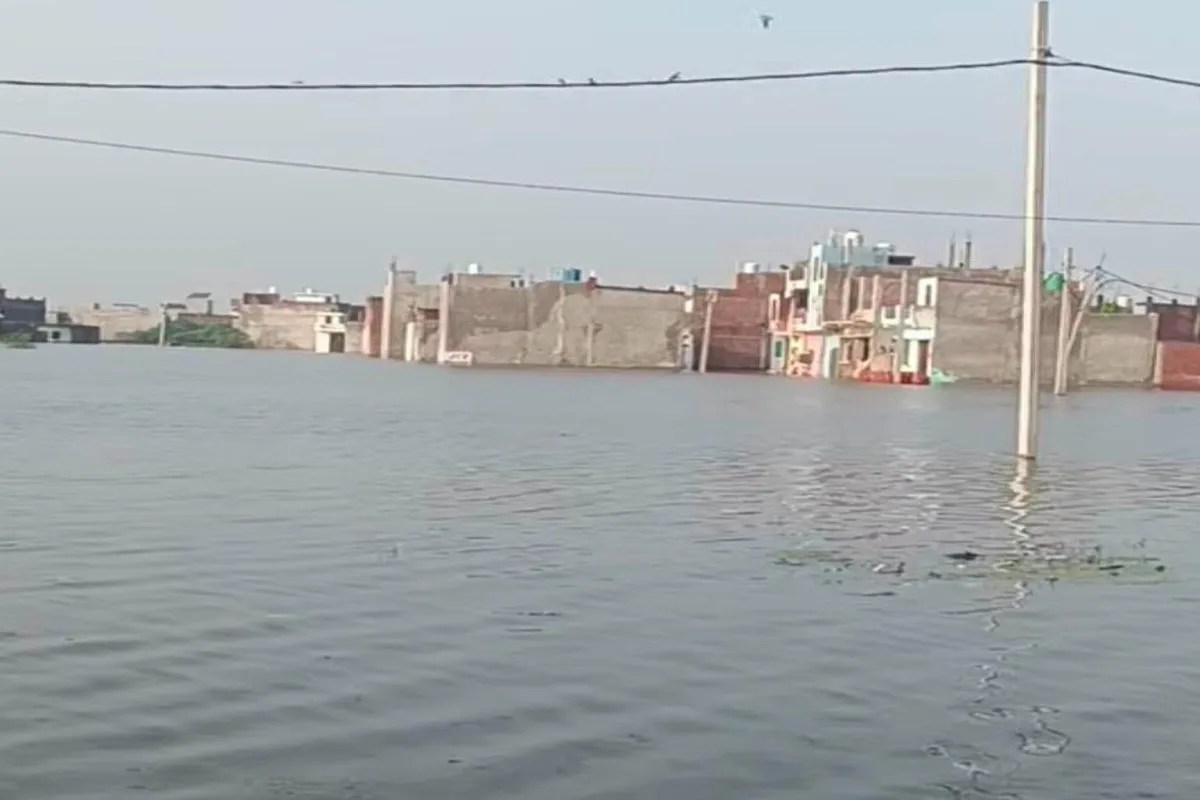 फैजुल्लागंज की गलियों में पानी का सैलाब: राहत पहुंचाने उतरी नगर निगम की टीम, तेज हुई निकासी