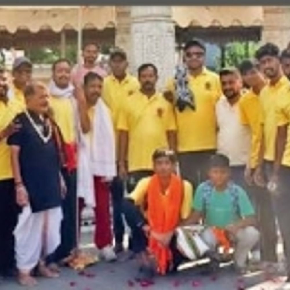पैरों में छाले, जुबां पर जयकारे:100 किमी दूर आवरीमाता के दरबार नंगे पैर निकले 35 यात्री