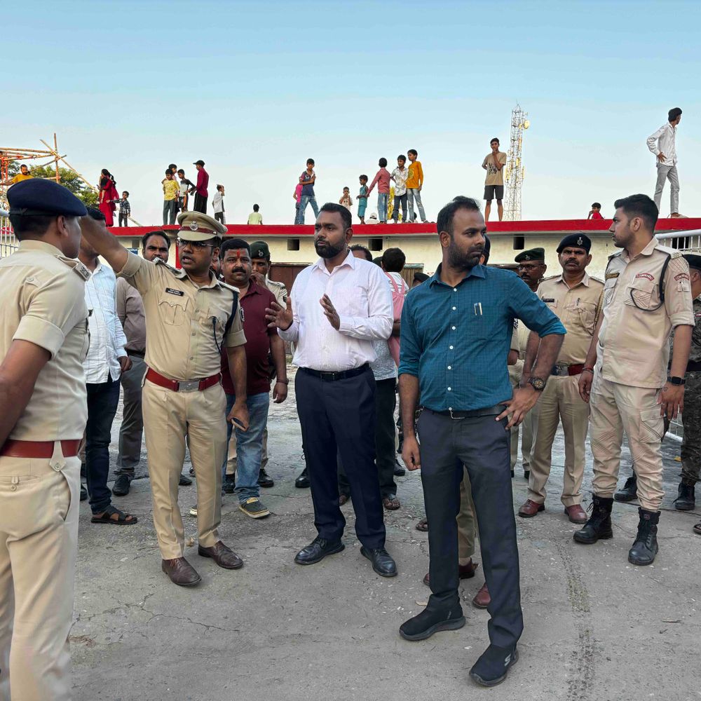 मोतिहारी में दुर्गा पूजा पंडालों का DM-SP ने किया निरीक्षण:सभी पंडालों में CCTV कैमरे लगेंगे, दुकानें बस स्टैंड के पास लगेंगी