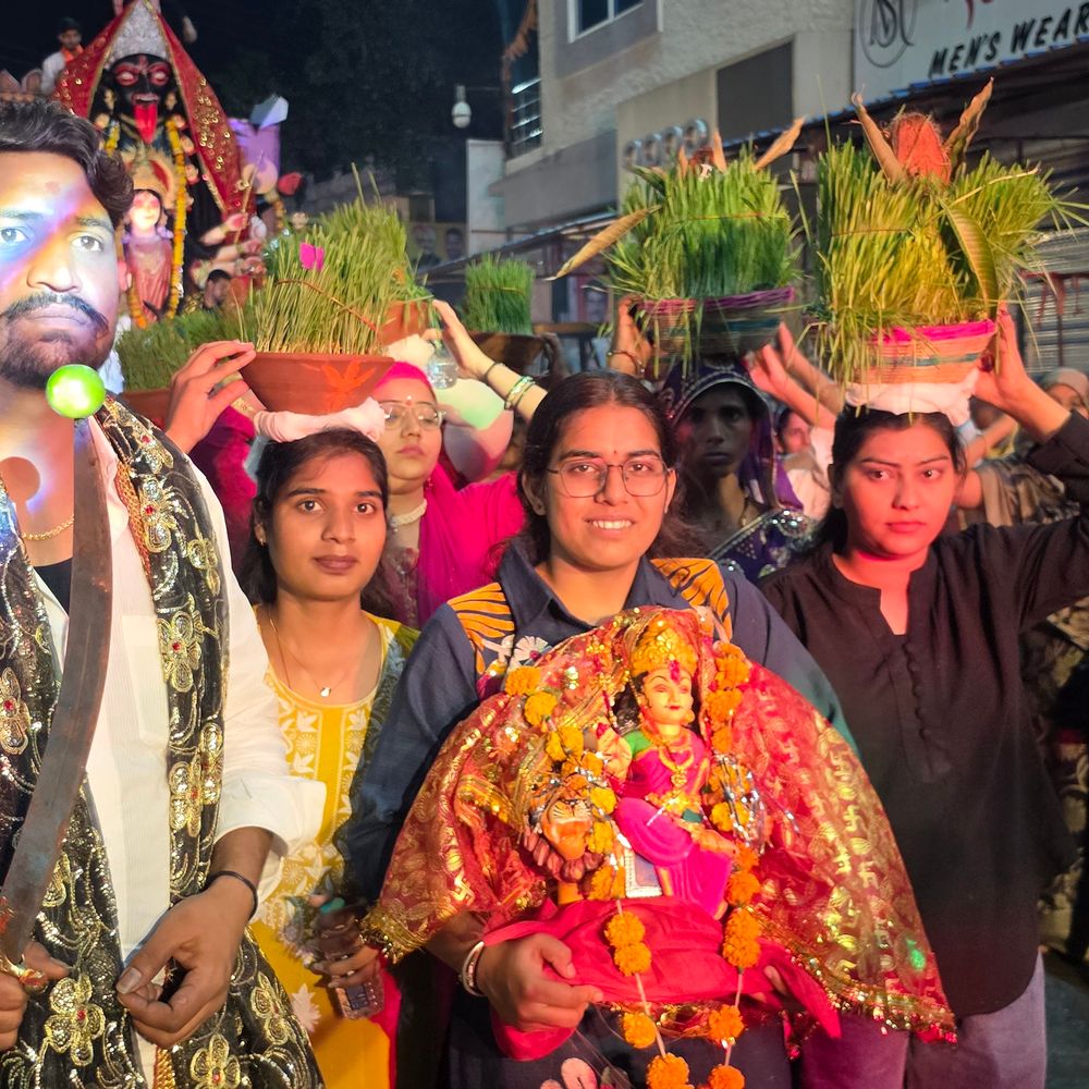 दशहरे के बाद भी दुर्गा प्रतिमाओं का विसर्जन:गरबों की धुन पर थिरकते हुए निकले भक्त; सुरक्षा के लिए तैनात रहे पुलिसकर्मी