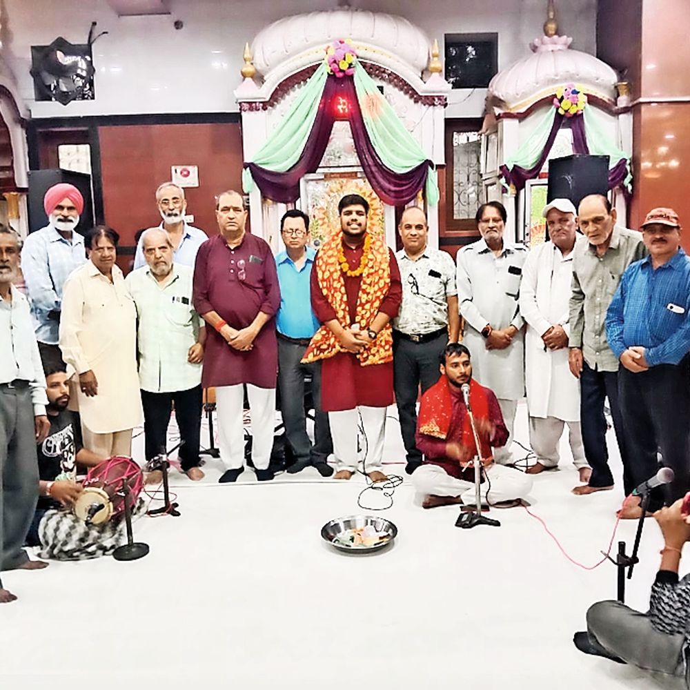 ट्रस्ट महाकाली मंदिर में करवाई भजन संध्या
