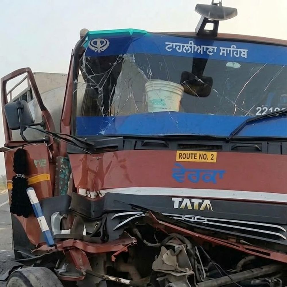 नींद की झपकी आने से कैंटर हाईवे पर रोडवेज बस से टकराया, 2 घायल