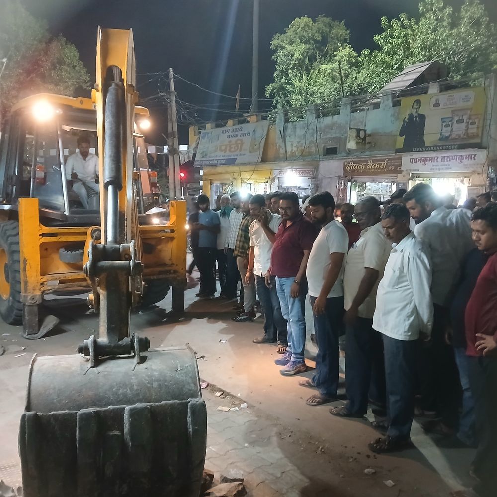 खैरथल नगरपरिषद ने शहर के प्रमुख मार्गो से अतिक्रमण हटाया:10 घंटे चली कार्रवाई, मातोर रोड, अग्रसेन सर्किल समेत कई प्रमुख रास्तों से चबूतरे-टीन शेड हटाए