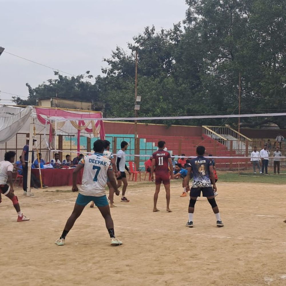 कानपुर ने वॉलीबॉल में बस्ती को हराया:प्रदेश स्तरीय सीनियर पुरुष प्रतियोगिता में 18 मंडलों की टीमें खेल रहीं, 31 अक्टूबर तक चलेंगे मुकाबले
