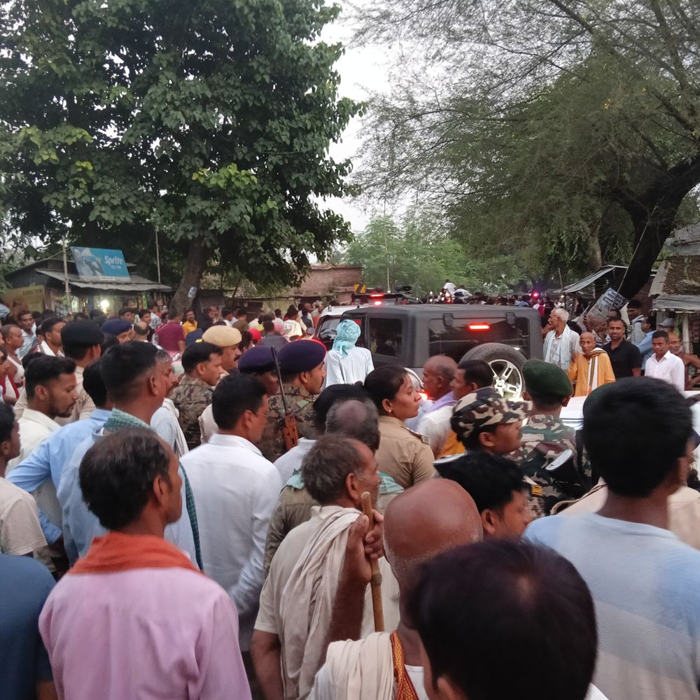 पश्चिम चंपारण में बाढ़ पीड़ितों से मिले पप्पू यादव:राहत सामग्री बांटी; बोले- PM इस्तीफा दें, CEC ज्ञानेश कुमार को फांसी हो