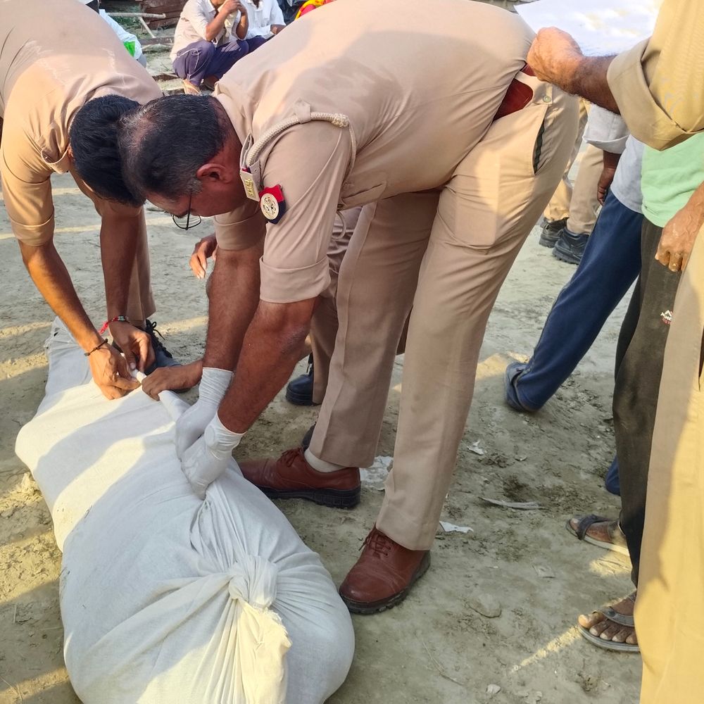 शाहजहांपुर में ट्रैक्टर-ट्रॉली से गिरकर इकलौते बेटे की मौत:ड्राइवर बैक कर रहा था तभी संतुलन बिगड़ा, पहिए के नीचे दबा