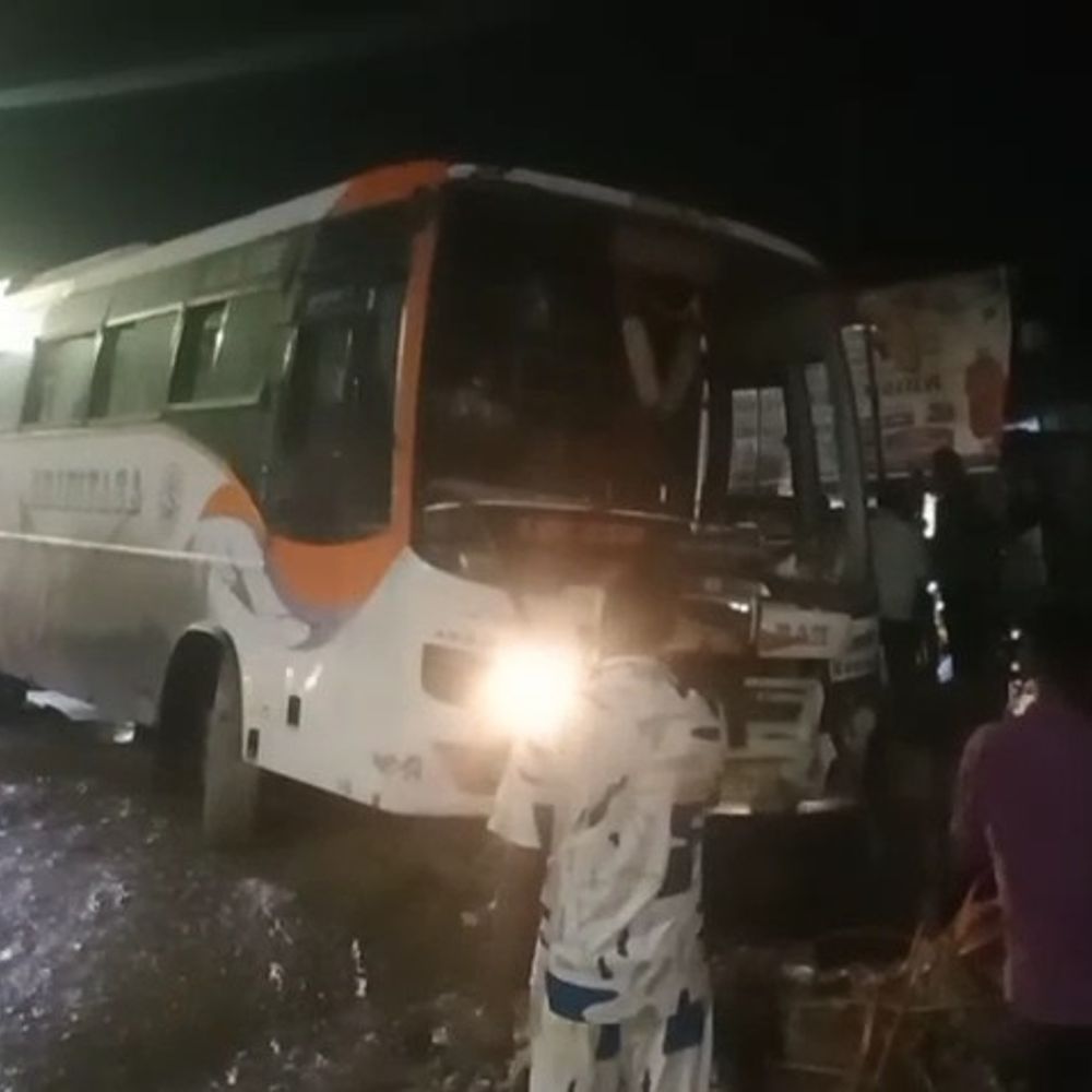 डंपर को बचाने में अंडे के ठेले से टकराई पर्यटक-बस:NH-19 पर हादसा, ठेला नाले में पलटा-बस का शीशा टूटा; डंपर चालक फरार