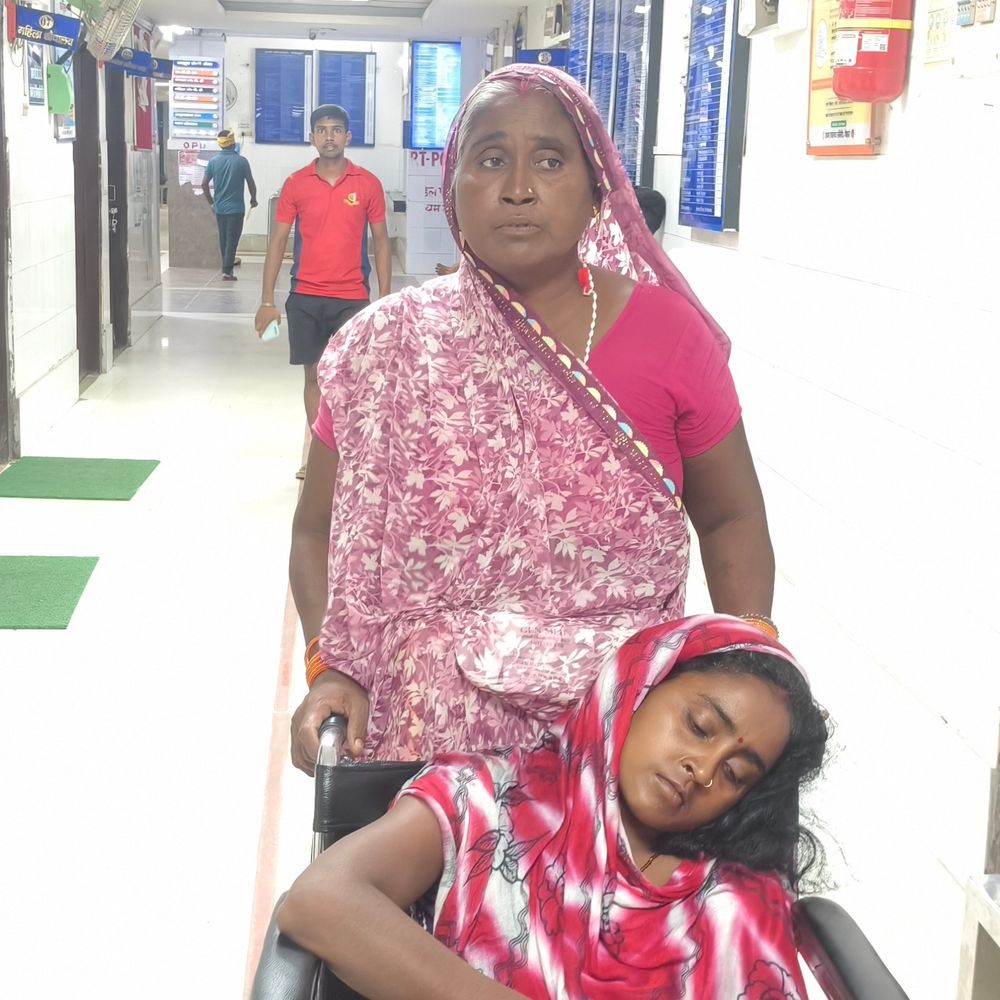 शेखपुरा में धान देखने गई महिला को लगा करंट:ग्रामीणों ने तड़पते देखा, टूटे बिजली के तार की चपेट में आने से झुलसी, हालत गंभीर