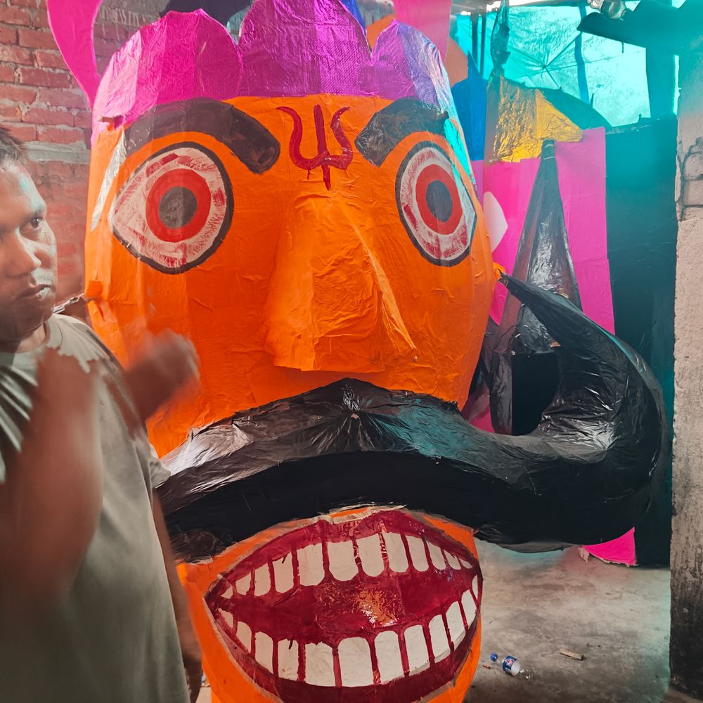 बक्सर में 45 फीट रावण, 10 सिर-मुकुट से बरसेगी आग:पूरे शरीर में कोल्ड फायर; 13 साल से पुतले बना रहे जितेंद्र; 50 हजार तक पहुंचता है बजट