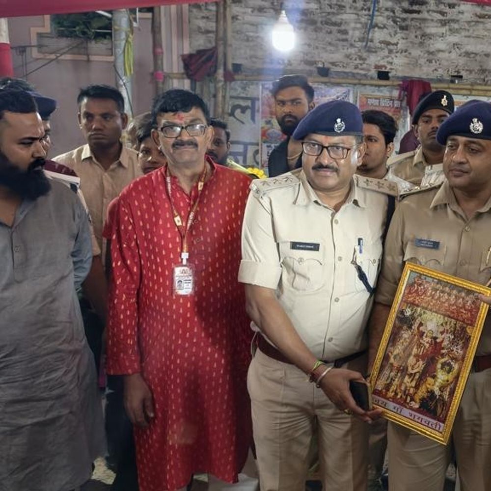 अष्टमी पर डीएम-एसएसपी ने दुर्गा मंदिरों में दर्शन किए:पूजा पंडालों की सुरक्षा जांची, जिले की सुख-समृद्धि और शांति की कामना की