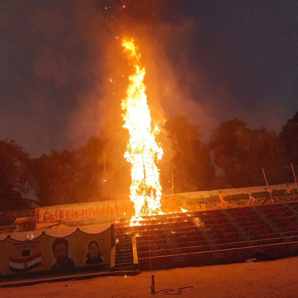 एक लाख से ज्यादा लोगों ने देखा रावण वध:45 फीट रावण, 40 फीट मेघनाथ का दहन, किला मैदान मोबाइल की रोशनी से जगमगाया