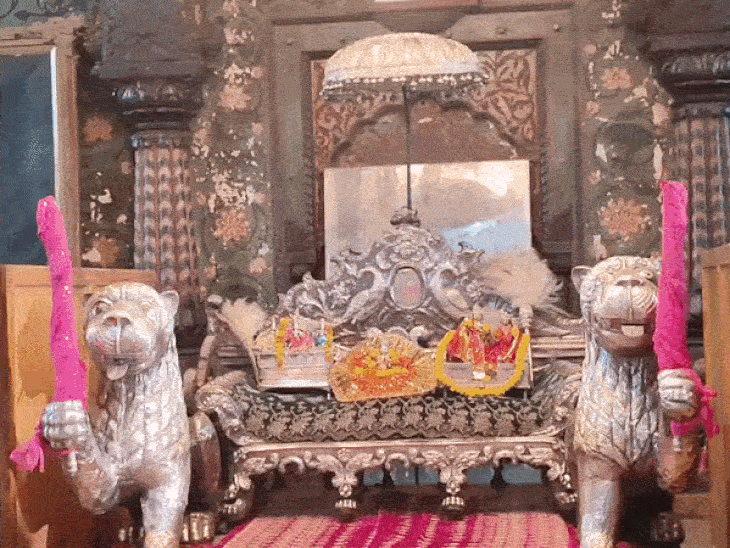 रीवा में रावण दहन देखने उमड़ी भीड़:56 फीट के रावण और 45-45 फीट के कुंभकरण-मेघनाद का होगा दहन