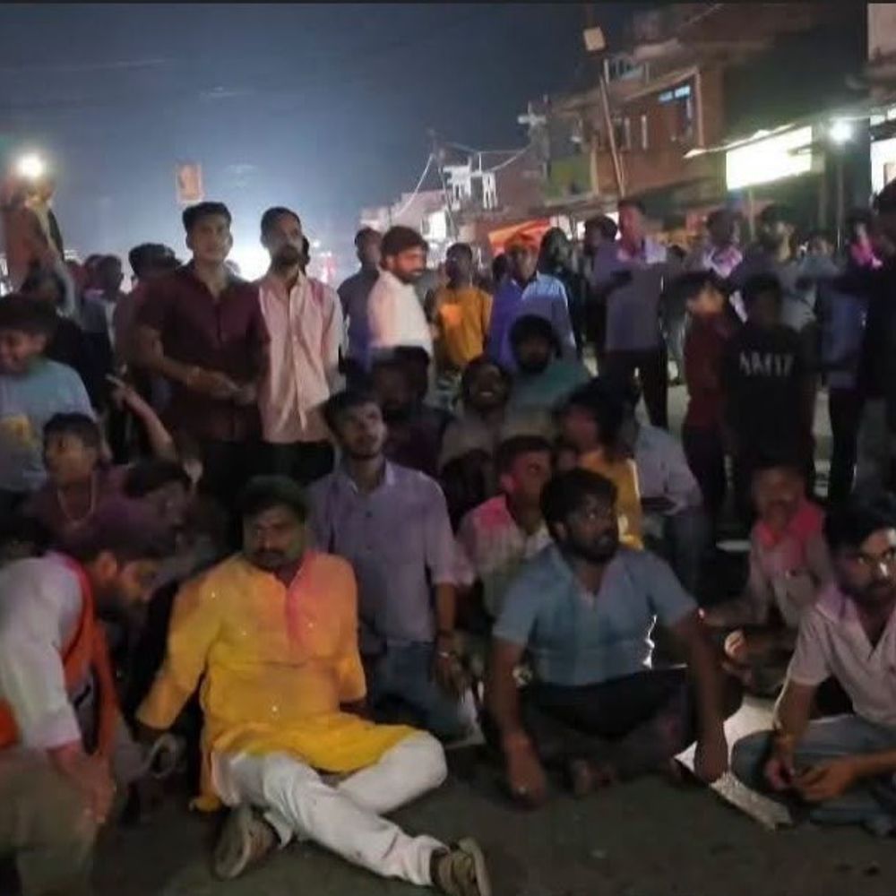 दुर्गा प्रतिमा विसर्जन के दौरान पुलिस-आयोजकों में नोकझोंक:एक घंटे जाम रहा रामजानकी मार्ग, डीजे का वीडियो बनाने पर विवाद