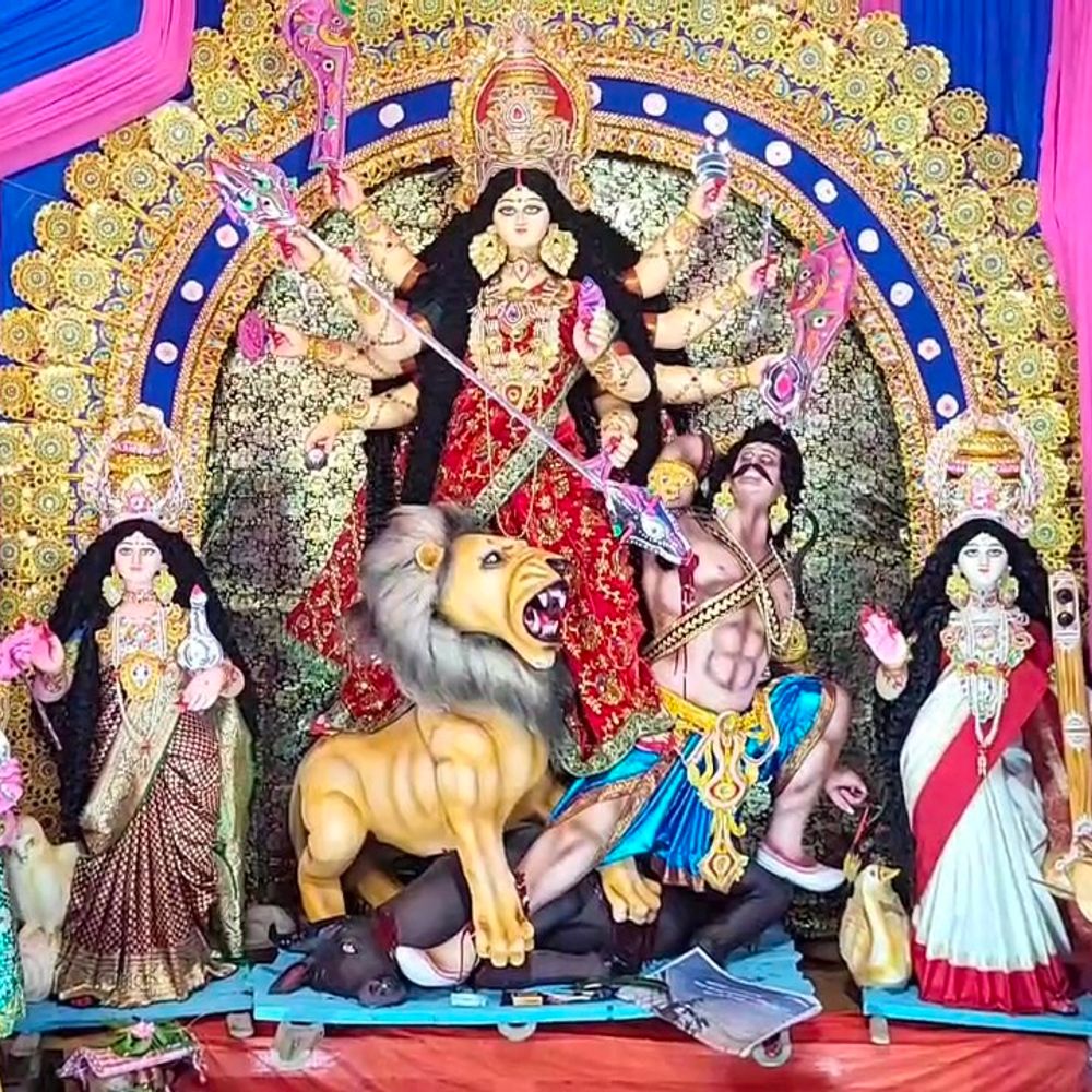 चतरा का बंगाली परिवार; दुर्गापूजा में निभा रहा परंपरा:भागलपुर से आती है मां दुर्गा की प्रतिमा, गयाजी से पहुंचते हैं पंडित; 77 साल की है परंपरा